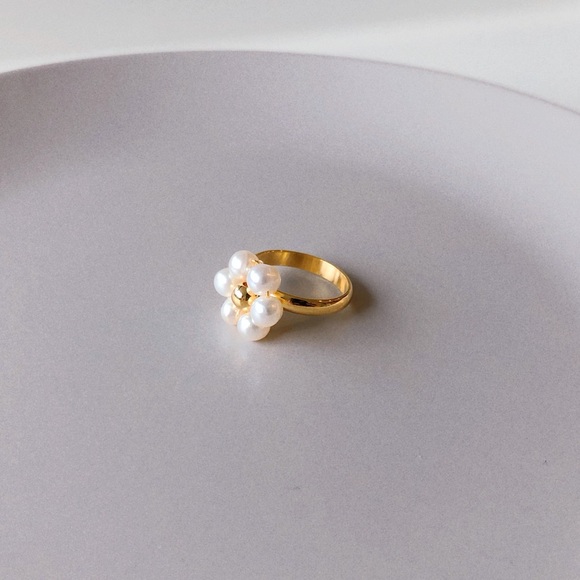 Size 6 Pearl Daisy Ring - Picture 5 of 7